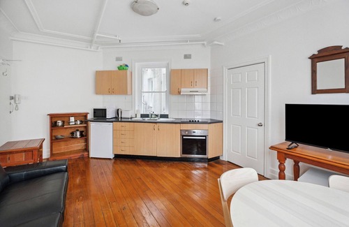 Kings Cross Apartment | Incredible Location 1 BDR Apt