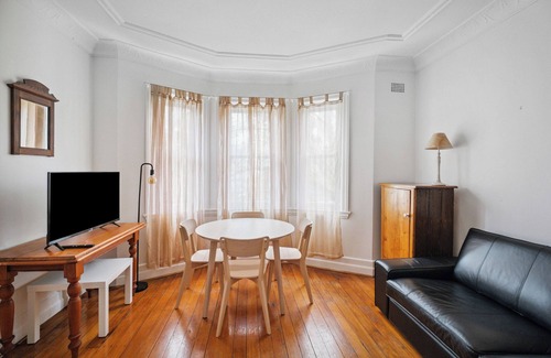 Kings Cross Apartment | Incredible Location 1 BDR Apt