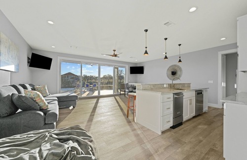 Kingsland House | Incredible luxury lakefront home w/private pool, hot tub, near golf & wineries