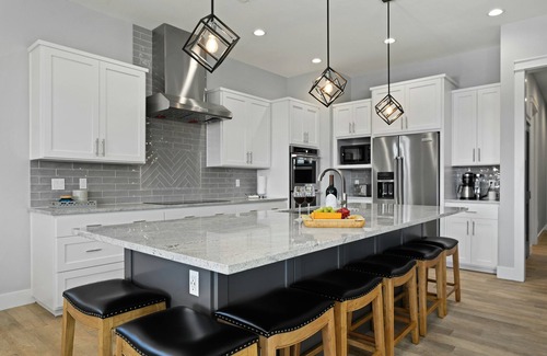 Kingsland House | Incredible luxury lakefront home w/private pool, hot tub, near golf & wineries