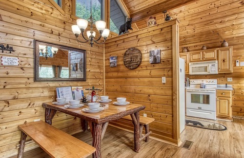 Gatlinburg - Pigeon Forge House | Incredible Mtn views, hot tub, 2king suites, WiFi, 3 decks, 10min to Dollywood