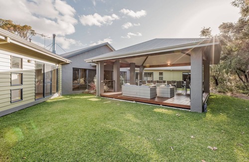 Dunsborough House | INCREDIBLE MULTI-FAMILY HOLIDAY HOME SITUATED IN LUSH NATURAL BUSHLAND
