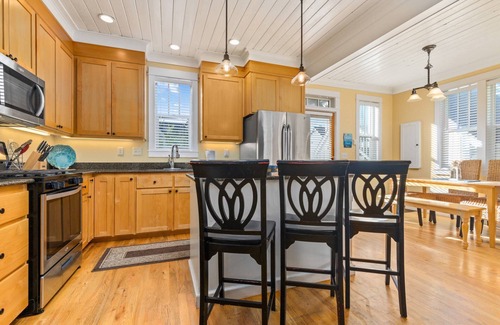 Nelscott House | Incredible Olivia Beach Escape, Sunken Hot Tub, Deck, BBQ, Next to Park, Short Walk to Beach
