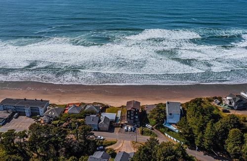 Nelscott House | Incredible Picturesque Beach and Ocean Views, Huge Soaking Tub, Pet Friendly, Fireplace, Kitchenette