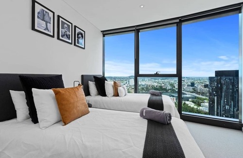 Brisbane Central Business District Apartment | Incredible Prestige at Skytower 2B/2B Water Views