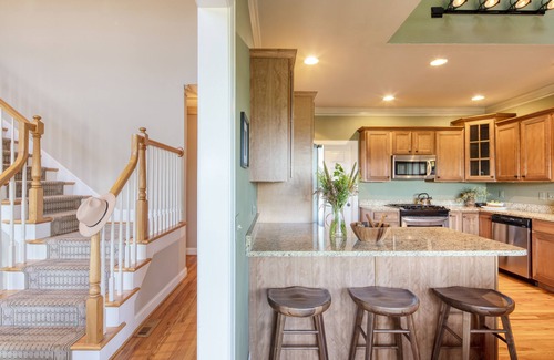 Swannanoa House | Incredible Views Retreat Near Asheville & Black Mtn | 2 Decks, Hot Tub, Firepit