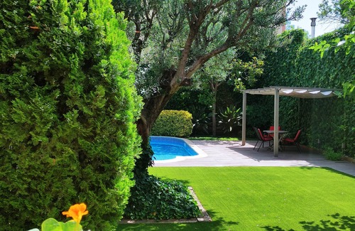 El Prat de Llobregat House | Independent lodging with exit to the garden. Close to airport, subway and train.
