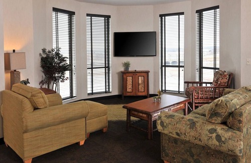 Independence Hotel | Independence Modern Lodge: Unique Decor, Free Breakfast, Lake View