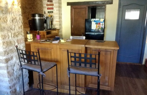 Colombier Apartment | Independent appartment in Auberge café/bar/restaurant nPort Canal de Bourgogne