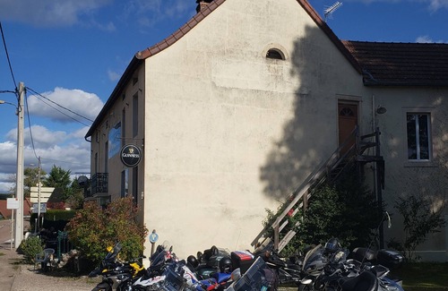 Colombier Apartment | Independent appartment in Auberge café/bar/restaurant nPort Canal de Bourgogne