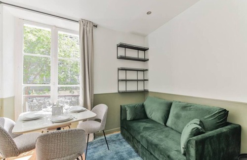 Combat Apartment | Independent flat: canal st martin&trains stations!