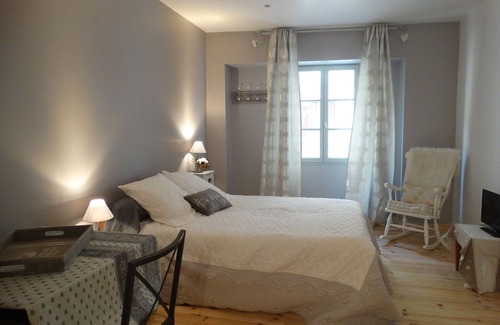 Tarascon Apartment | Independent guest room on the first floor of a Provencal house