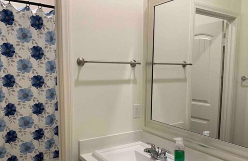 Mira Loma House | Independent Guest Room A with Net TV for Short Stay In A Single Family House