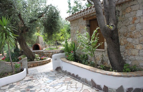 Baunei Villa | Independent villa rental surrounded by greenery