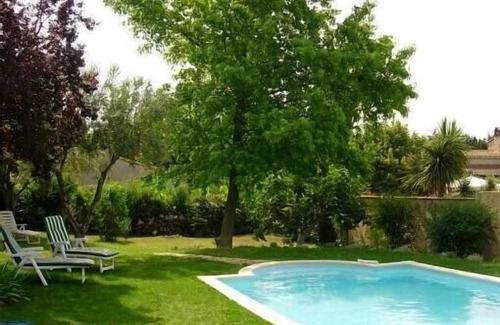 Pujaut Villa | Independent villa with 8 x 4 swimming pool in a very quiet setting.