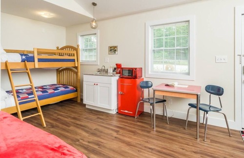 Dahlonega House | Indian Hills Retro Motel Suite H
