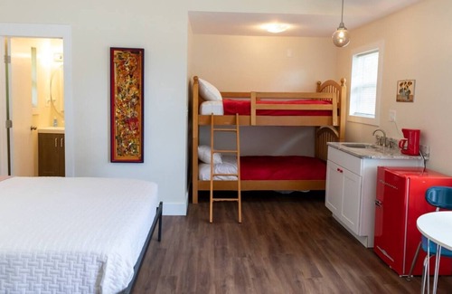 Dahlonega House | Indian Hills Retro Motel Suite H