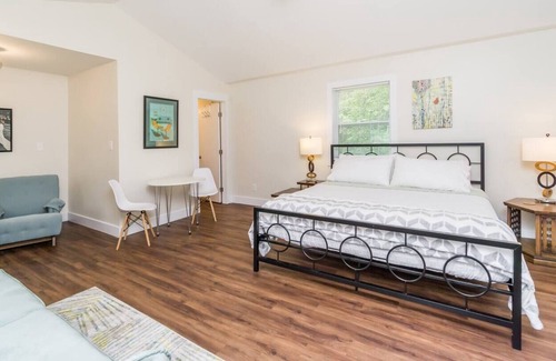 Dahlonega House | Indian Hills Retro Motel Suite I