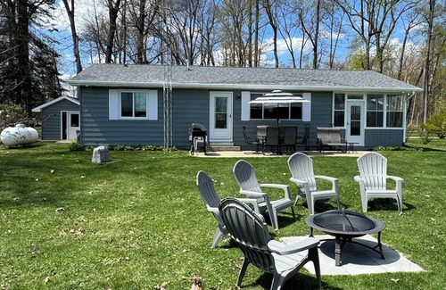 Dowagiac Cottage | Indian Lake Channel Hideaway