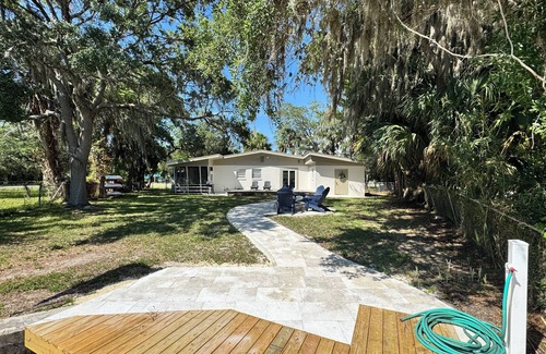 Crystal River House | Indian Water Lodge is a waterfront retreat with Dockage, Kayaks, Bikes & More!