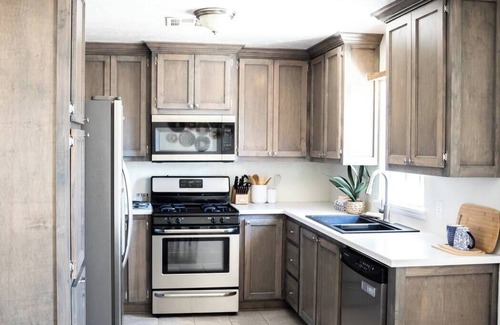Ada House | Indie vibe fire pit 3 BR minutes to ECU
