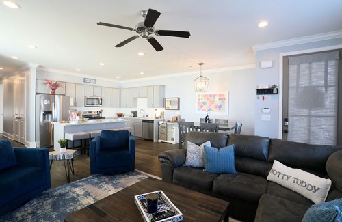 Oxford House | Indigo House - Gorgeous 3 King Suites + Loft!
