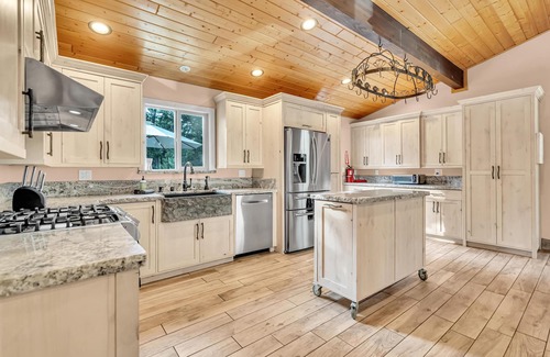 Tahoe Paradise House | Indigo Luxury Home- 5BR, 3BA,Spa, 15 min to Ski