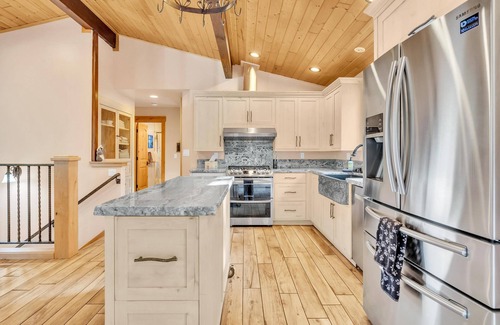 Tahoe Paradise House | Indigo Luxury Home- 5BR, 3BA,Spa, 15 min to Ski