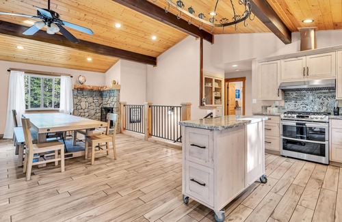 Tahoe Paradise House | Indigo Luxury Home- 5BR, 3BA,Spa, 15 min to Ski