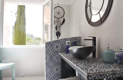 La Roquebrussanne House | Indigo room, great guesthouse, quiet holidays in Provence, 35 mn from the sea