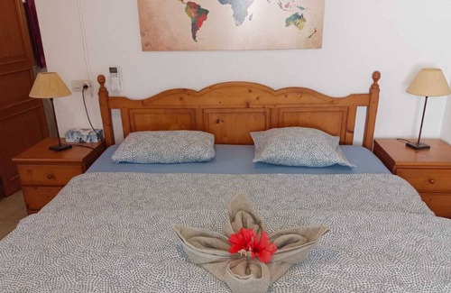 Cala Anguila-Cala Mendia House | individ. House 30 m hint on /. the beach with palm trees, panoramic / Meerblic