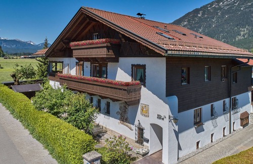 Garmisch-Partenkirchen Apartment | Individual 40 sqm attic apartment with open roof truss and balcony access