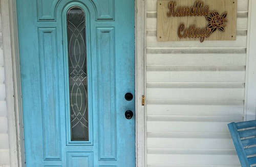 Lincolnville Cottage | Indoor and outdoor space for a 30 day or more stay in Historic Summerville