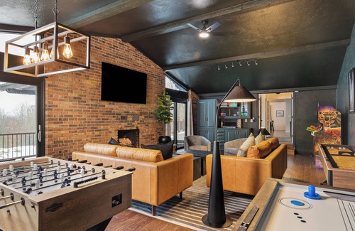 Bellaire House | Indoor/Outdoor Pools.Jacuzzi. Sauna. Arcades. Game Room. Golf. Ski. Boat. Beach.