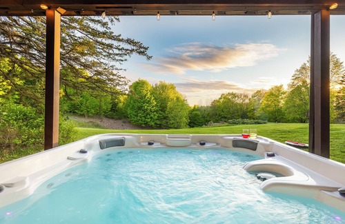 Bellaire House | Indoor/Outdoor Pools.Jacuzzi. Sauna. Arcades. Game Room. Golf. Ski. Boat. Beach.