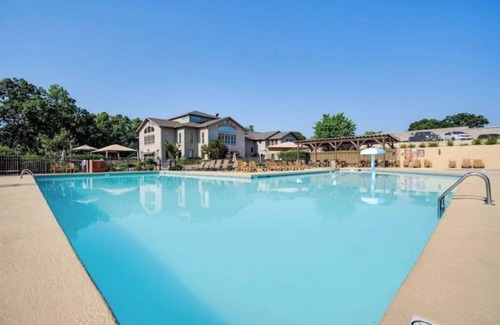Table Rock Apartment | Indoor Pool/Bunk/2 King/Arcade/Foosball/Hot tub!nn