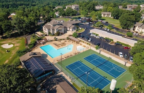 Table Rock Apartment | Indoor Pool/Bunk/2 King/Arcade/Foosball/Hot tub!nn