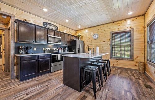 Sevierville Cabin | Indoor pool-Hot Tub-Putt putt-Close to Dollywood-New Cabin