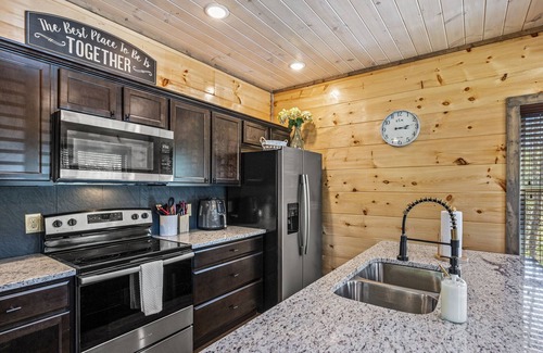 Sevierville Cabin | Indoor pool-Hot Tub-Putt putt-Close to Dollywood-New Cabin