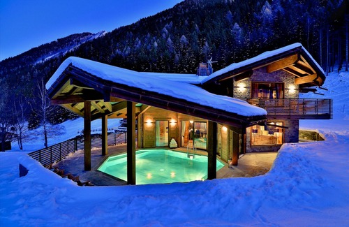 Le Lavancher Ski Chalet | Indoor swimming pool, gym & spa