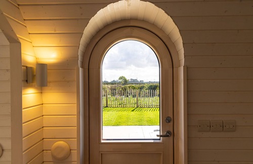 Arnold Cottage | INDREK - MAYFLOWER MEADOW, romantic, with hot tub in Brandesburton