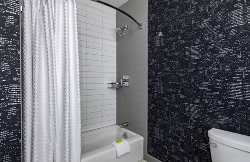 Downtown Houston Hotel | Indulge in Comfort & Style! 4 Spacious Units for Groups, Pets Allowed!