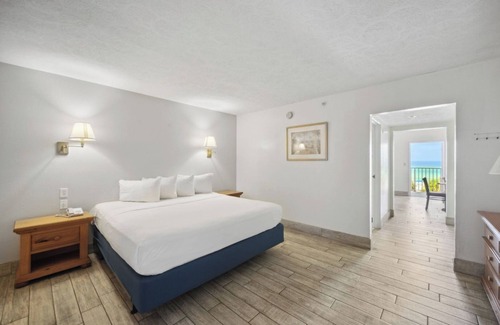 Panama City Beach Hotel | Indulge in Home Like Comfort! Beachfront Property, Pets Allowed, Free Parking