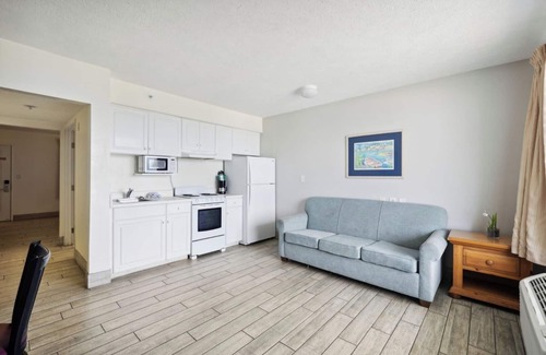Panama City Beach Hotel | Indulge in Home Like Comfort! Beachfront Property, Pets Allowed, Free Parking