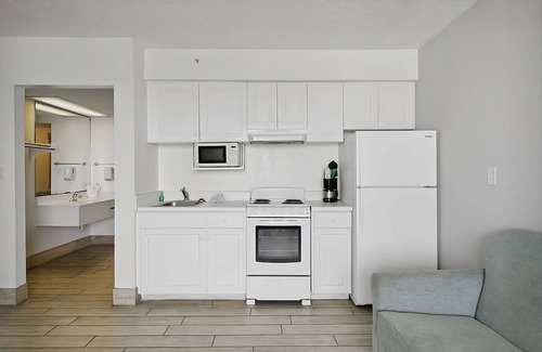 Panama City Beach Hotel | Indulge in Home Like Comfort! Beachfront Property, Pets Allowed, Free Parking