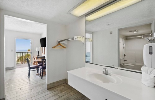Panama City Beach Hotel | Indulge in Home Like Comfort! Beachfront Property, Pets Allowed, Free Parking