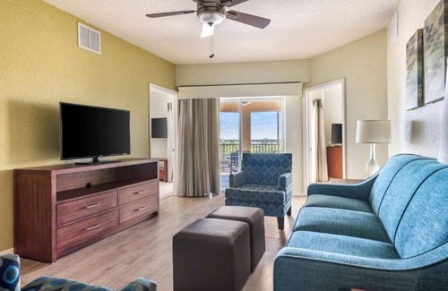 West Kissimmee Hotel | Indulge in Home Like Comfort! Full Kitchen, Outdoor Pool, Free Shuttle!