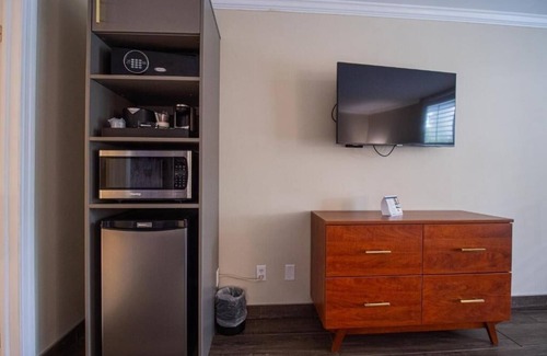 Ocala Apartment | Indulge in Home Like Comfort! Free Parking, Onsite Pool, Free Breakfast
