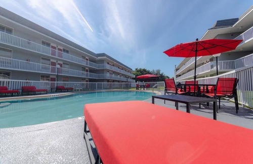 Ocala Apartment | Indulge in Home Like Comfort! Free Parking, Onsite Pool, Free Breakfast