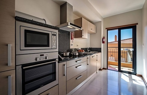 Praia da Luz Hotel | Indulge in Home-Like Comfort!Fully-equipped Kitchen, Swimming Pool, Beach Access